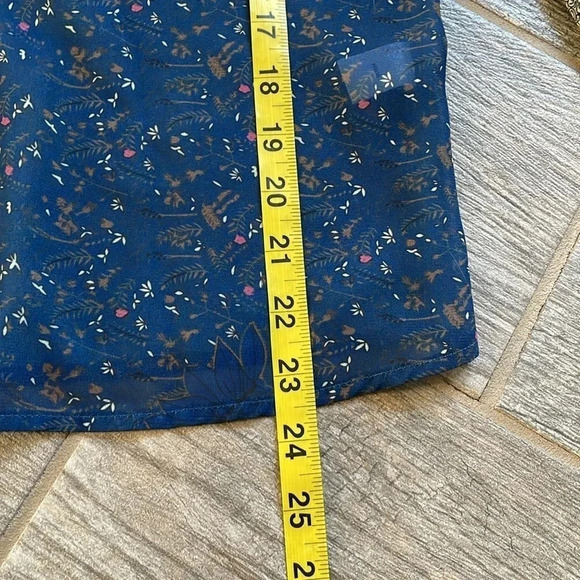 Labellum Hillary Scott print blouse Bell Sleeves Navy Tie at neck Women’s Size M - Picture 10 of 13